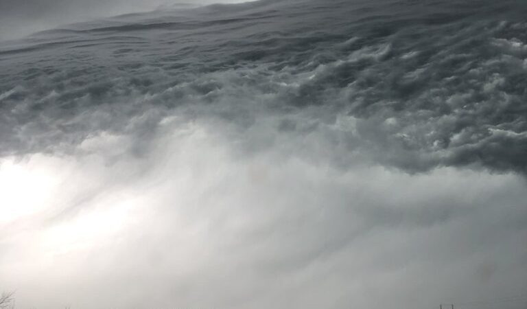 The Sky’s Illusion: How a Minnesota Storm Cloud Formation Stunned the World