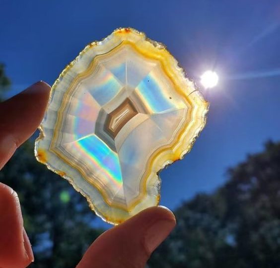 The slice of the geode in the image is truly mesmerizing with its vibrant colors and glowing appearance